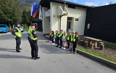 POŠ K_Sprehod prvošolcev s policisti